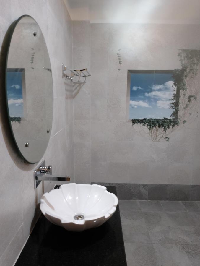 Hotel Golden Bliss Бопал Екстериор снимка